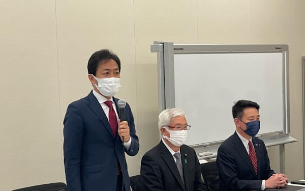 国民民主党の両院議員総会であいさつする玉木代表㊧(2日、国会内)