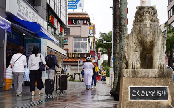 那覇市の繁華街「国際通り」は多くの観光客を集める