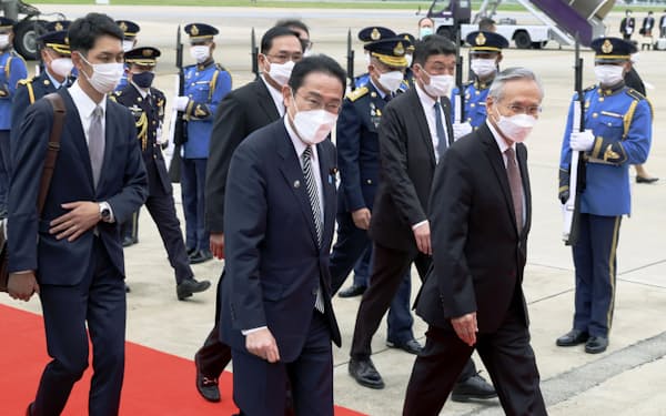 　タイ・バンコクのドンムアン空港に到着した岸田首相（中央）＝1日（代表撮影・共同）