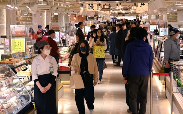 阪神梅田本店が全面開業し、来店客でにぎわう地下1階食品売り場（4月6日午前、大阪市北区）