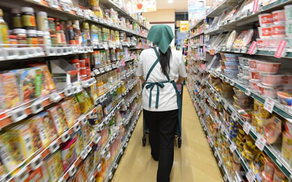 厚生年金への加入対象者は広がる(東京都内のスーパーで働くパートの女性)