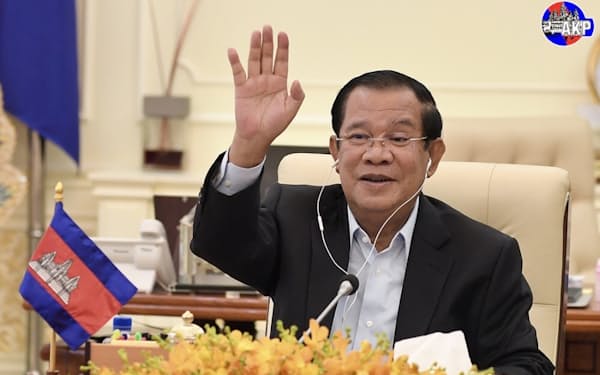 ミャン  マーのミンアウンフライン国軍総司令官とオンライン会談に臨むカンボジアのフン・セン首相＝カンボジア首相府のツイッターから