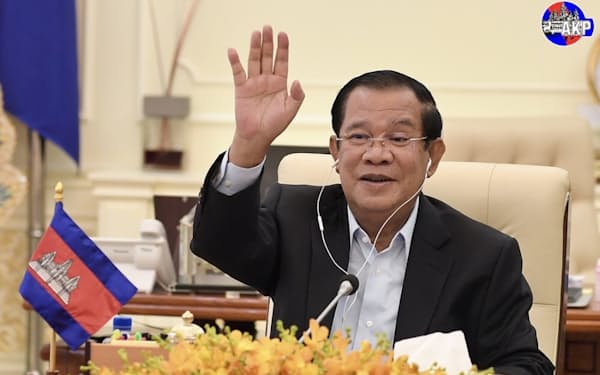 ミャンマーのミンアウンフライン国軍総司令官とオンライン会談に臨むカンボジアのフン・セン首相=カンボジア首相府のツイッターから