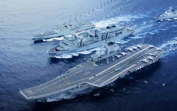 　中国海軍が公開した動画に登場する空母「遼寧」（手前）（海軍の「微信」公式アカウントから、共同）