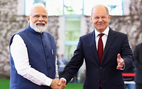 ドイツのショルツ首相（右）とインドのモディ首相は環境分野の協力で共同宣言をまとめた（2日、ベルリン）＝ロイター