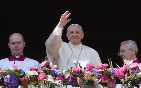 　17日、バチカンのサンピエトロ広場に手を振るローマ教皇フランシスコ（ゲッティ＝共同）