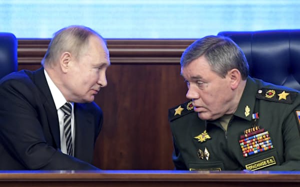 プーチン大統領（左）と話すロシア軍制服組トップのゲラシモフ軍参謀総長（2021年12月、モスクワ）=AP