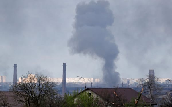 煙が立ち上るウクライナ南東部マリウポリの製鉄所（２日）＝ロイター