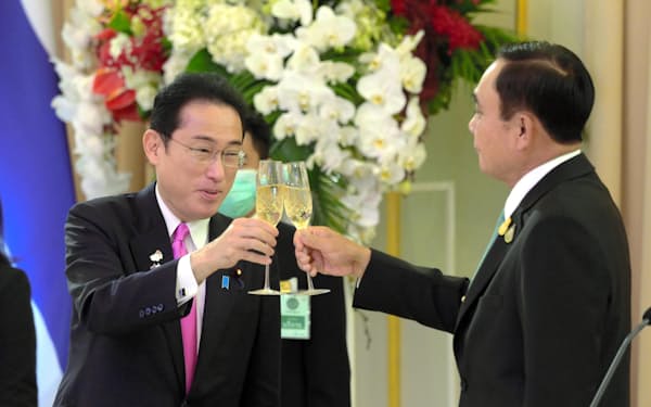 タイのプラユット首相㊨と夕食会で乾杯する岸田首相（2日、バンコク）＝共同