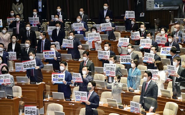 　韓国の与党「共に民主党」による法改正案の強行採決に反対する野党議員ら（3日、ソウルの韓国国会＝聯合・共同）