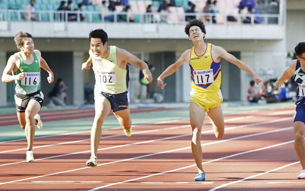 男子200メートル決勝　20秒34で優勝した 飯塚翔太（左から2人目）。右端は4位の小池祐貴（３日、静岡スタジアム）＝共同