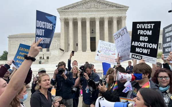 米連邦最高裁判所の前に集まった中絶の権利支持派と規制派（3日、米ワシントン）