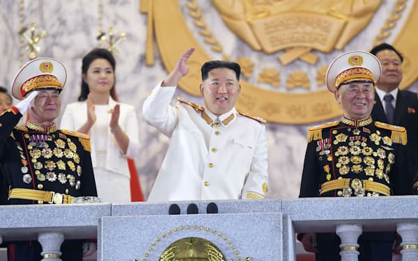 金正恩朝鮮労働党総書記（中央）は朝鮮人民革命軍創建90年記念日の軍事パレードに臨んだ（4月25日、平壌の金日成広場）=朝鮮通信・共同