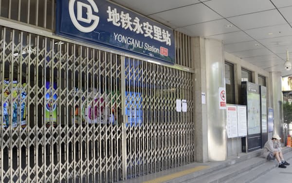 封鎖された地下鉄駅の出入り口（4日、北京市朝陽区）＝共同