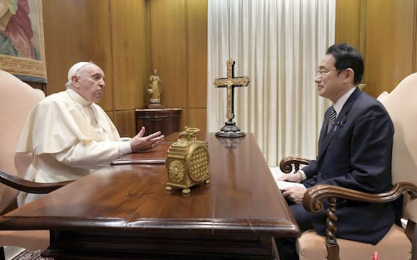 ローマ教皇フランシスコ（左）と会談する岸田首相（バチカンメディア提供・ロイター＝共同）