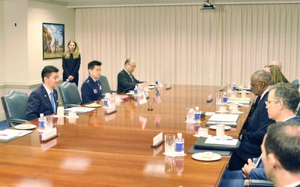 4日、ワシントン郊外の米国防総省で会談する岸防衛相（左端）とオースティン米国防長官（右手前から3人目）＝共同