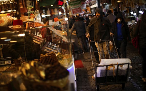 食料品の価格上昇はラマダン中の食卓を直撃した（4月、イスタンブールの市場）＝ＡＰ