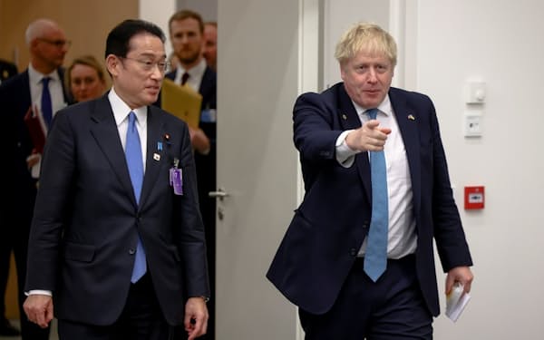 岸田文雄首相（左）と英国のジョンソン首相は5日にロンドンで首脳会談に臨む（写真は3月、ブリュッセル）＝ロイター