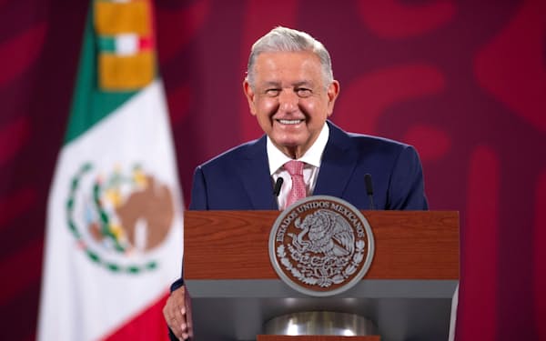 インフレ抑制策を発表するロペスオブラドール大統領（4日、メキシコシティ）=ロイター