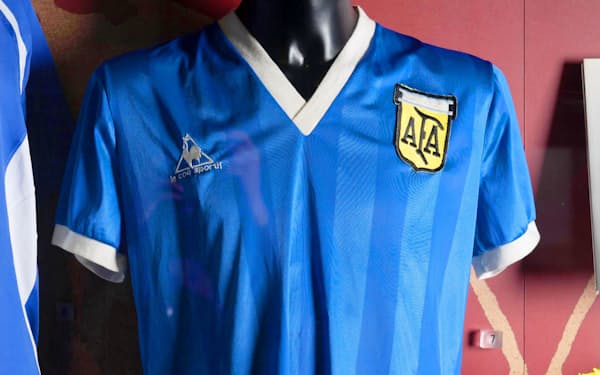 1986年サッカーW杯メキシコ大会準々決勝で故マラドーナさんが着用したユニホーム（2020年11月、英マンチェスター）＝AP