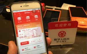 デジタル人民元はスマホなどの「財布」で使う（北京市の飲食店レジ）
