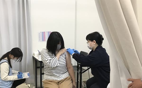 各自治体はワクチン接種を進める（福岡市内の接種会場、4月9日）