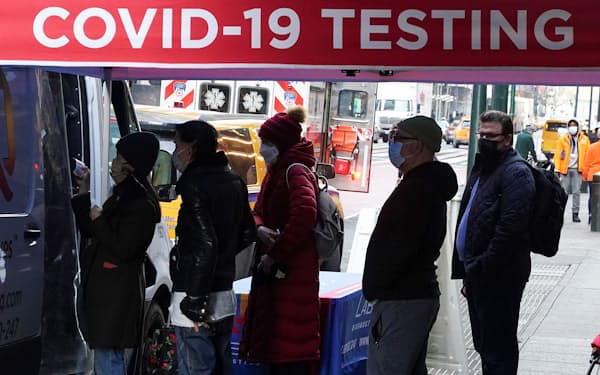 米国のニューヨークでコロナウイルスの検査に並ぶ人々＝ロイター