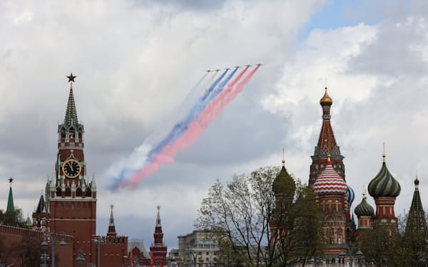 Russian Su-25 jet aircraft release smoke in the colours of the Russian state flag above the Kremlin and St. Basil's Cathedral during a rehearsal for the flypast, which is part of a military parade marking the anniversary of the victory over Nazi Germany in World War Two, in central Moscow, Russia May 4, 2022. REUTERS/Marina Lystseva NO RESALES. NO ARCHIVES.