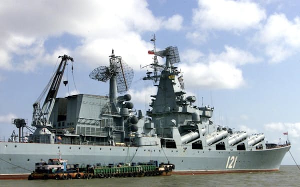 ロシア黒海艦隊旗艦の巡洋艦モスクワ（2003年5月、インド・ムンバイ近郊）＝ロイター