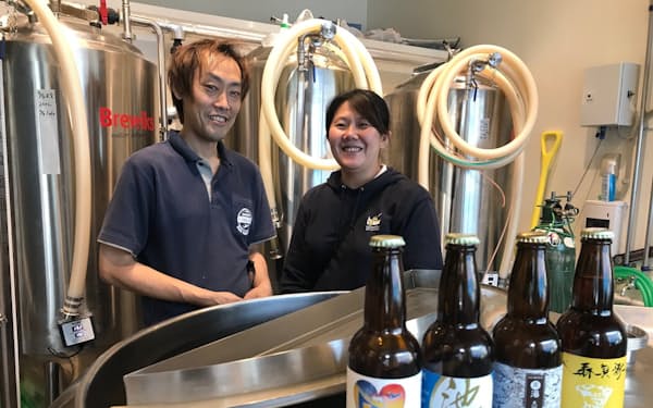 羽田スカイブルーイングの大屋幸子社長（右）と醸造担当の植浦恵介さん。羽田らしく地方の味も楽しめるビール造りに取り組む