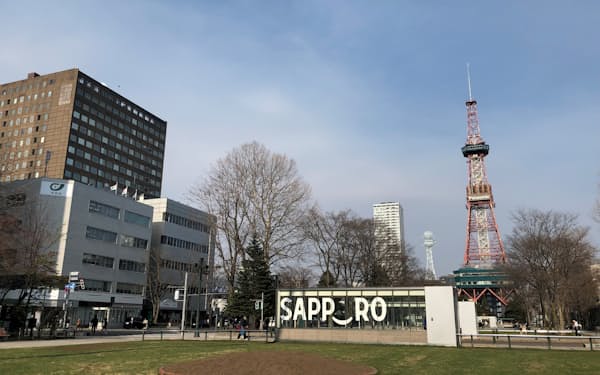 札幌市でも完成から年数のたったビルは多くなっている（市中心部の大通公園）