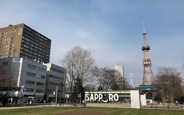 札幌市でも完成から年数のたったビルは多くなっている(市中心部の大通公園)