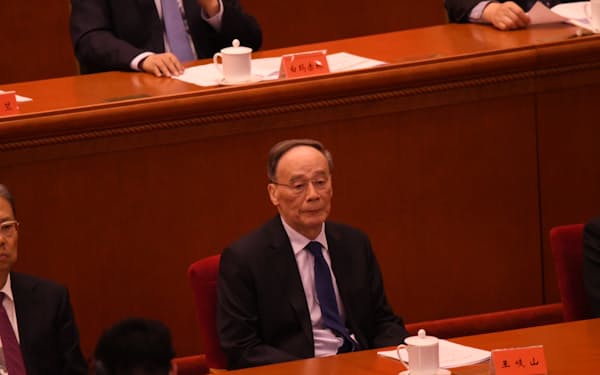 韓国に派遣される中国の王岐山国家副主席（４月、北京の人民大会堂）