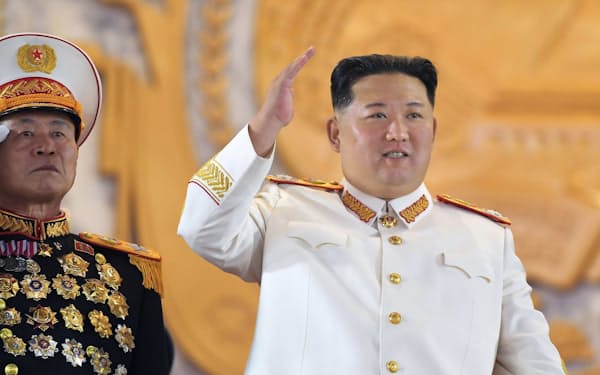 「元帥服」を着用し、軍事パレードに臨む北朝鮮の金正恩朝鮮労働党総書記㊨（4月25日、平壌）＝朝鮮中央通信・共同