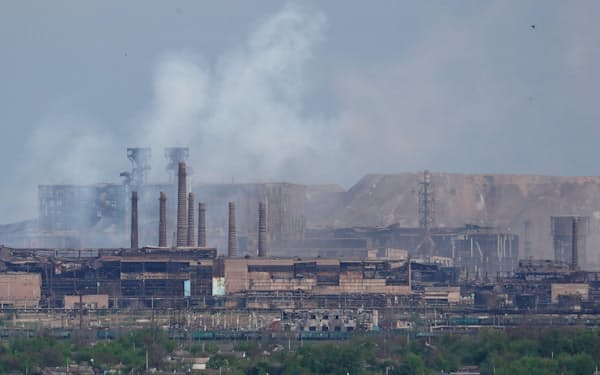 5日、ウクライナ南東部マリウポリのアゾフスターリ製鉄所から上がる煙＝ロイター