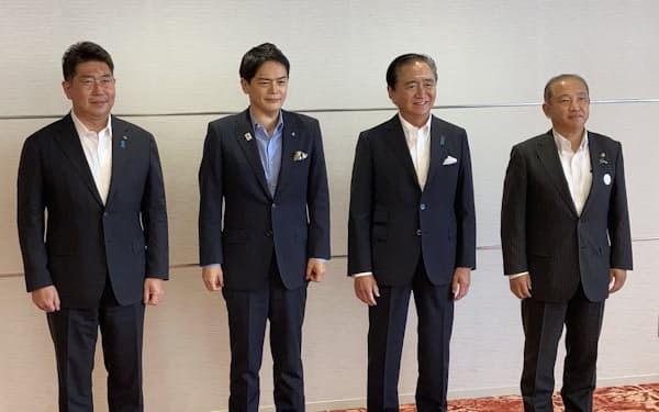 特別自治市構想を議論する会合に参加した神奈川県知事と３政令市長（６日、横浜市役所）