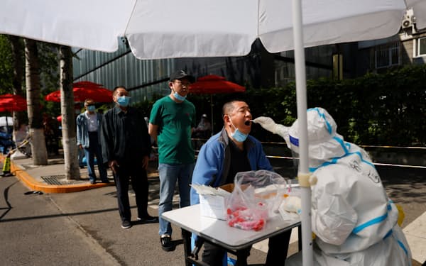 北京市当局は市内の感染状況が「とても厳しい」と判断し、市内で人口の最も人口の多い朝陽区の勤め人に在宅勤務を命じた＝ロイター