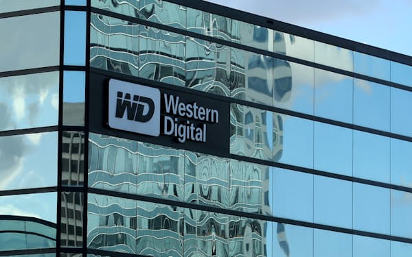 FILE PHOTO: A Western Digital office building is shown in Irvine, California, U.S., January 24, 2017.   REUTERS/Mike Blake/File Photo