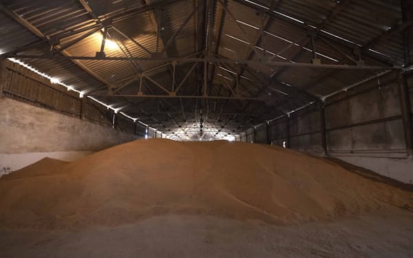 FAOは小麦など穀物の貯蔵庫が不足する恐れも指摘した（3月、ウクライナ西部）=AP