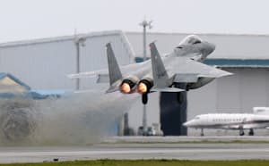 2015年4月、緊急発進で離陸するF15戦闘機（航空自衛隊那覇基地）=共同