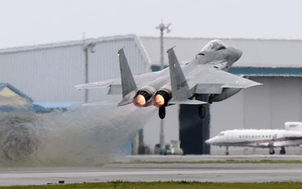 2015年4月、緊急発進で離陸するF15戦闘機（航空自衛隊那覇基地）=共同