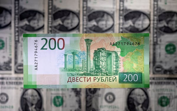 ロシアの外貨準備高はウクライナ侵攻後、減少傾向にある（ルーブル紙幣）＝ロイター