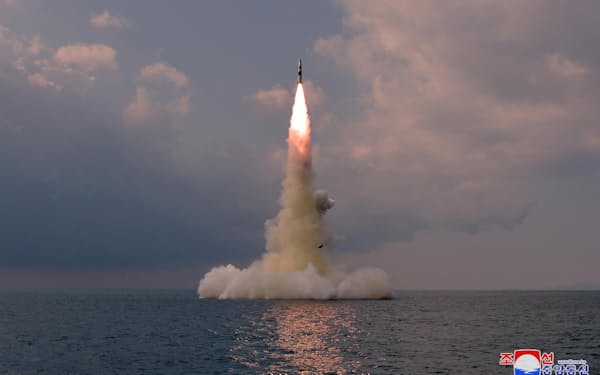 北朝鮮が行った新型の潜水艦発射弾道ミサイル（SLBM）の発射実験（2021年10月19日）＝朝鮮中央通信・共同