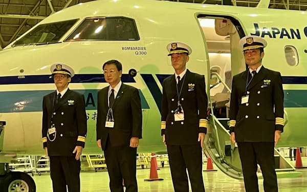 松野官房長官（左から2人目）は第1管区海上保安本部の千歳航空基地を視察した（7日、北海道千歳市）