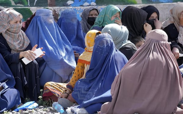 アフガニスタンのタリバン暫定政権は女性に目以外を覆う布の着用を命じた＝ＡＰ