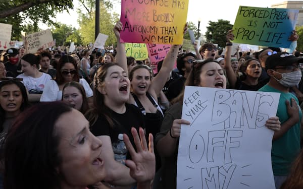 　3日、米首都ワシントンで中絶の権利擁護を求めるデモに参加した活動家ら（ゲッティ＝共同）
