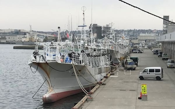 ５月中旬から始まる今季のイカ漁を前に、八戸港で積み荷の準備をする中型イカ釣り船（青森県八戸市）