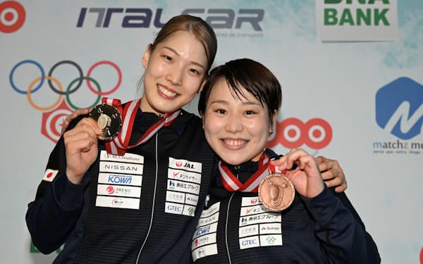 フェンシング女子サーブルW杯で初優勝した江村美咲（左）と3位の小林かなえ（7日、ハマメット）＝日本フェンシング協会提供・共同