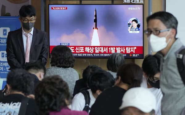 北朝鮮のミサイル発射のニュースを報じる韓国のニュース番組（7日、ソウル駅）＝AP