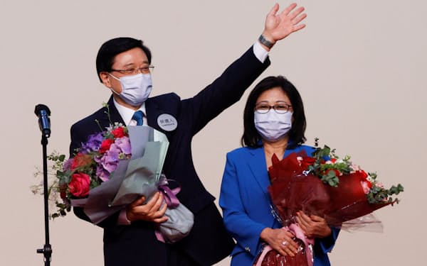 8日、香港行政長官選挙に当選した李家超氏㊧＝ロイター